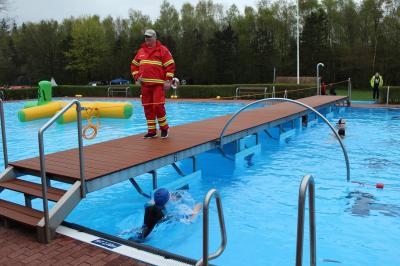Foto zur Meldung: Badespaß mit Durchschwimmbögen im Schwimmbad Waldeck