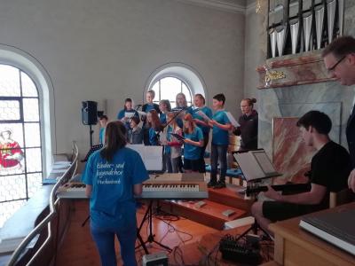 Foto zur Meldung: Kinder- und Jugendchor gestaltet feierlichen Gottesdienst zum Muttertag