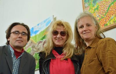 Machen die Welt im Rüdersdorfer Kulturhaus ein bisschen bunt: Die drei Künstler Gilbert Brüning, Azra Freifrau von Herman Etemoski und Amadea Leonore (v.l.n.r.) freuen sich auf eine farbenfrohe Finissage am 1. Juni. Foto: Stephen Ruebsam