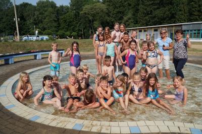 Die Jungen und Mädchen der Klassen 1 bis 3 der Jahnschule freuten sich über den Schwimmunterricht zum Kindertag.