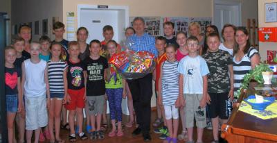 Bürgermeister Dr. Oliver Hermann heißt die Mädchen und Jungen aus der Region Narowlja herzlich willkommen. (Bild vergrößern)