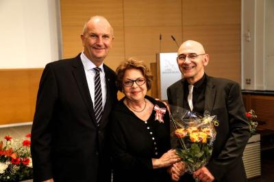 Dietmar Woidke ehrte am gestrigen Mittwoch Dagmar von Kleist für ihr Engagement. Beglückwunscht wurde sie auch im Namen der Stadt Falkensee von Dezernent Dr. Harald Sempf.