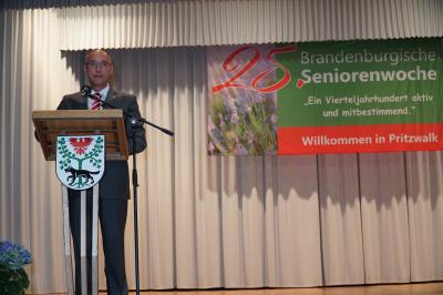 Bürgermeister Dr. Ronald Thiel begrüßte die Seniorinnen und Senioren aus der gesamten Prignitz in Pritzwalk.