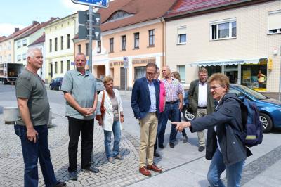 Helga Jochintke (rechts) vom Calauer Bauamt informierte die Delegation aus Wriezen über die Erfahrungen mit dem Projekt. Foto: Stadt Calau (Bild vergrößern)