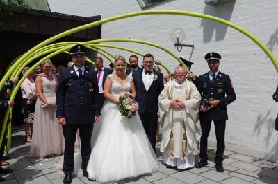 Foto zur Meldung: Julia und Matthias Mühlbauer geben sich in der Pfarrkirche das Eheversprechen