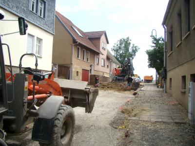 In der Lauterbacher Straße ist der Kanalbau einschließlich der Hausanschlüsse abgeschlossen. Nun beginnt der Bau von Straße und Gehweg. (Bild vergrößern)