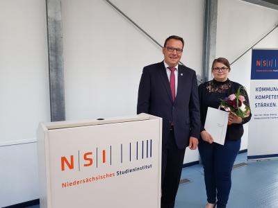 Samtgemeindebürgermeister Gero Janze und die frischgebackene Verwaltungswirtin Nicole Lohse bei der Zeugnisübergabe im NSI.