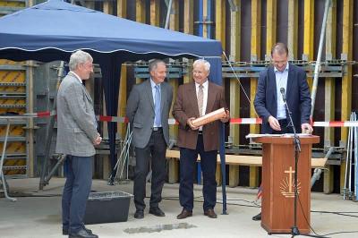 Feierliche Zeremonie auf der Baustelle an der Finkenkruger Straße - Neuapostolische Kirchengemeinde legt Grundstein für neues Kirchengebäude