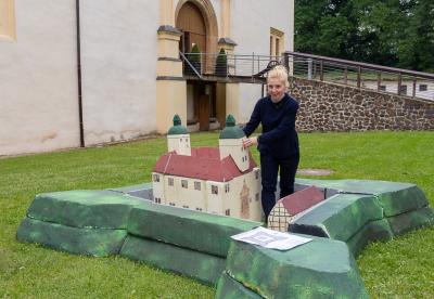 Museumspädagogin Christiane Meister bereitet das Festungsmodell für das Ferienprogramm vor. Foto: Museum OSL.