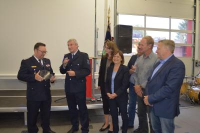 Gemeinsam mit den anwesenden Vertretern der Stadtverordnetenversammlung überreichte Bürgermeister Heiko Müller dem Stadtbrandmeister Daniel Brose symbolisch den Schlüssel zur neuen Wache.