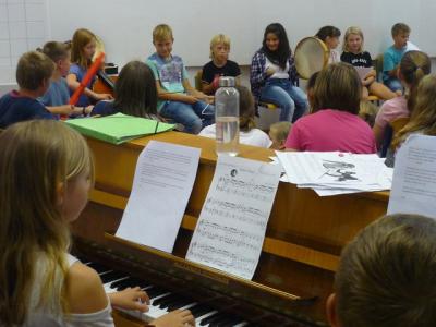 Foto zur Meldung: Klassen 4a, 4b und 4c: Märchen mit Musik