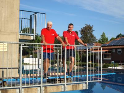 Schwimmeister Ralf Roters und Janosch Lecke