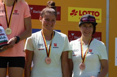 Team-Bronze bei DM in Hinterzarten für Olympiasiegerin Carina Vogt (links) und Ramona Straub - Foto: Joachim Hahne