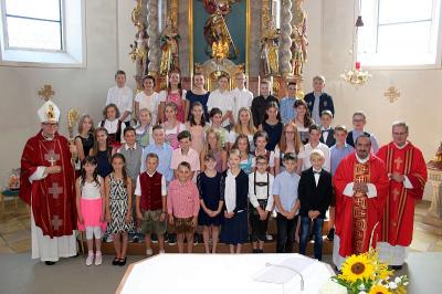 Foto zur Meldung: Firmung in der Pfarreiengemeinschaft- Weihbischof Dr. Josef Graf spendete 39 Jugendlichen das Firmsakrament