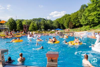 Rund 1.500 Badegäste waren zur After-Work-Party im Freizeit- und Erlebnisbad Sontra. (Bild vergrößern)