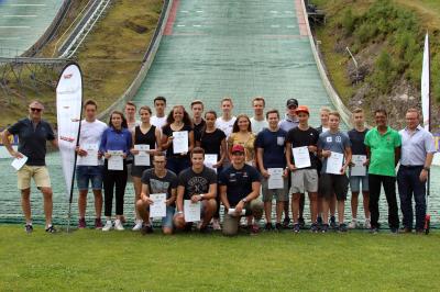 Foto zur Meldung: Sportlerehrung: Skiverband Schwarzwald zeichnet bei Sommer Grand Prix in Hinterzarten seine Athleten aus