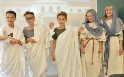Hier tragen die Langenzenner Schüler Togas, ganz wie es einst im antiken Rom Mode war: Eine Schulter bleibt frei, und für Mädchen und Frauen war Kopfbedeckung Pflicht.