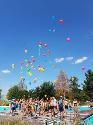 Zum Abschluss der Ferien(s)passaktion wurden bunte Luftballons gen Himmel geschickt.