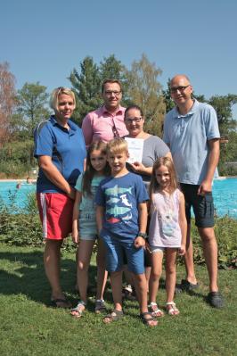 Die 25.000ste Besucherin Tina Langeleist mit ihrer Familie sowie Schwimmmeisterin Mandy Rügenhagen (l.) und Samtgemeindebürgermeister Gero Janze (2. vl.)