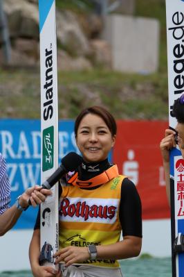 Sara Takanashi hatte als Siegerin in Courchevel gut lachen - Foto: Joachim Hahne / johapress