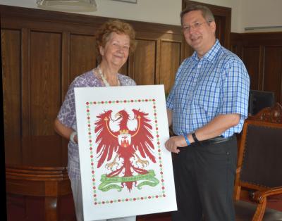 Ein Brandenburger Adler zum BRANDENBURG-TAG I Christel Kolchmeyer übergibt ein selbstgemaltes Bild an Bürgermeister