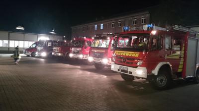 Fahrzeuge der Feuerwehren in Bereitstellung