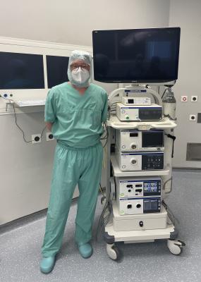 Dr. med. Barthel Kratsch, Chefarzt der Allgemein- und Visceralchirurgie mit dem neuen Laparoskopieturm