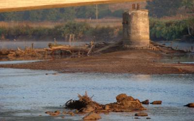 "Wasser weg", vom Mihlaer Wehr bis gegen Ebenau. Die Pfeiler der alten Eisenbahnbrücke liegen frei und könnten beräumt werden... (Bild vergrößern)