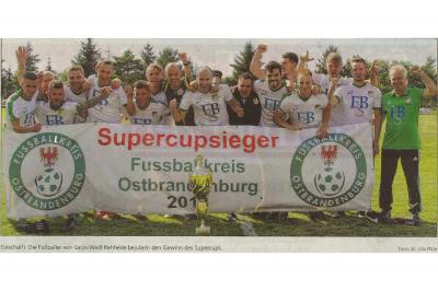 Foto zur Meldung: Jubel um den Gewinn des Supercup des FK Ostbrandenburg