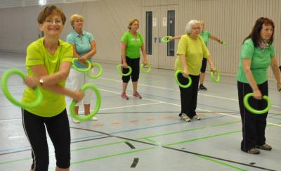 Bewegung mit vibrierenden Ringen kommt bei den Puschendorfer Senioren gut an: Smovey nennt sich die leichte Sportart.