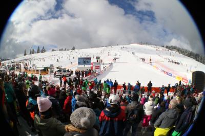 Große Kulisse - Großer Sport - wie hier am Feldberg beim Snowboard-Cross-Weltcup ist die Weltelite der Wintersportler im WM-Winter 2018/19 gleich mehrfach im Schwarzwald zu Gast - Bild: Joachim Hahne