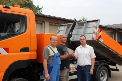 Bürgermeister Thomas Eckhardt übergibt den neuen Fuso Canter an Bauhofsleiter Andre Jakob und seinen Stellvertreter Ulrich Hollstein. (Bild vergrößern)