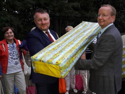 Karsten Knobbe übergibt das Gastgeschenk an den Rzepiner Bürgermeister Slawomir Dudzis