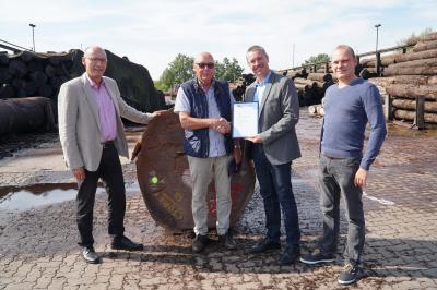 Gratulierten Geschäftsführer Günther Beyer (2.v.l.): Bürgermeister Dr. Ronald Thiel (l.), René Georgius und Assistent Felix Schröder. Foto. Andreas König/Stadt Pritzwalk