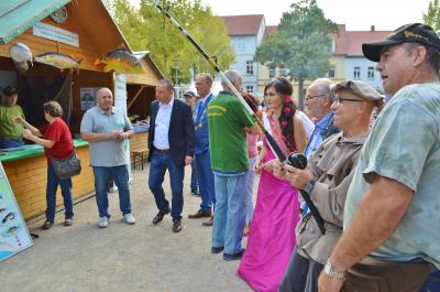 Hoher Besuch am Stand der Angler auf dem Fest  Bild: WPM GmbH