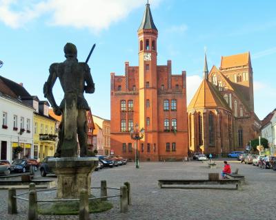 Stadt Perleberg, 2016 | Perleberger Marktplatz mit Rathaus und Kirche im Hintergrund
