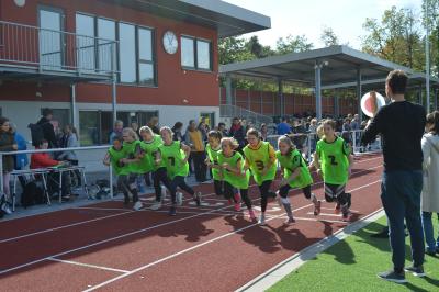 Foto zur Meldung: Jugend trainiert Leichtathletik WK II und III  im neuen Stadion  in Schwarzheide