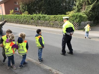 Sicher auf dem Schulweg: Besuch von der Polizei im Jahrgang 1