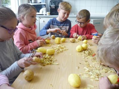 Foto zur Meldung: Klasse 3a: Kartoffel-Werkstatt: Teil 2