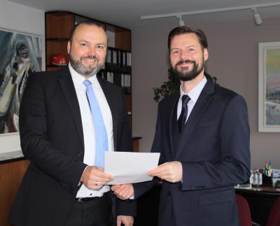 Stefan Wichary (links) erhält von Bürgermeister Matthias Rudolph seine Ernennungsurkunde