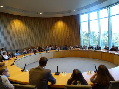 Meldung: Politik hautnah erleben: Schülerinnen und Schüler der Klassen 8a und 8d zu Besuch im Düsseldorfer Landtag