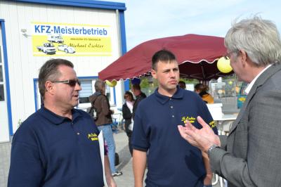 Unser Bild zeigt Michael Eichler (li) und Sohn Sebastian im Gespräch mit Bürgermeister Heiko Müller.