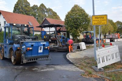 Mit dem Einbau der Schwarzdecke enden in Hörlitz die Straßenbauarbeiten