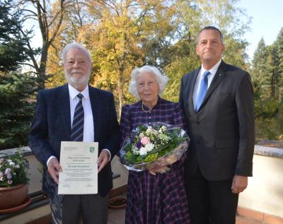Zur Gnadenhochzeit von Inge und Johannes Schneider überbrachte der stellvertretende Bürgermeister Thomas Zylla die herzlichsten Glückwünsche im Namen der Stadt Falkensee.