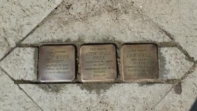 Stolpersteine für die Familie Kreide, eingelassen in das Pflaster vor der Perleberger Straße 9. I Foto: Christiane Schomaker