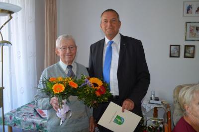 Herzliche Glückwünsche zum 90. Geburtstag von Fritz Spieth überbrachte der stellvertretende Bürgermeister Thomas Zylla.