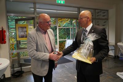 Bürgermeister Dr. Ronald Thiel (r.) gratulierte dem Architekten Hans Stamer zum gelungenen Neubau der Pritzwalker Bibliothek. Foto: Andreas König/Stadt Pritzwalk