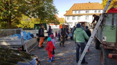 Umladung des Sammelguts durch die Teilnehmer in Immenhausen (Bild vergrößern)