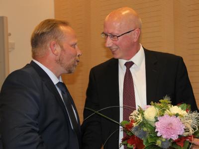 Kai Hamacher, Vorsitzender der BfZ-Fraktion (links), gratuliert Uwe Koch zu seiner Wahl