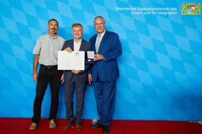 Vizepräsident Sport BVS Bayern Georg Steibl (li.) Georg Hadersdorfer (Mi.) erhielt die Ehrenmedaille aus den Händen von Innen- und Sportminister Joachim Herrmann (re.).